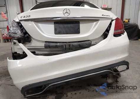 2015 Mercedes-Benz C 300 4Matic z USA, uszkodzony, nr VIN 55SWF4KB8FU086388